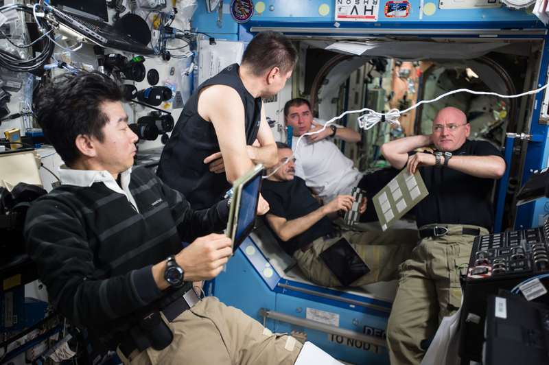 Illustration for article titled Astronaut Scott Kelly on Liquid Salt, a Stinky Station, and Sleeping in Freefall
